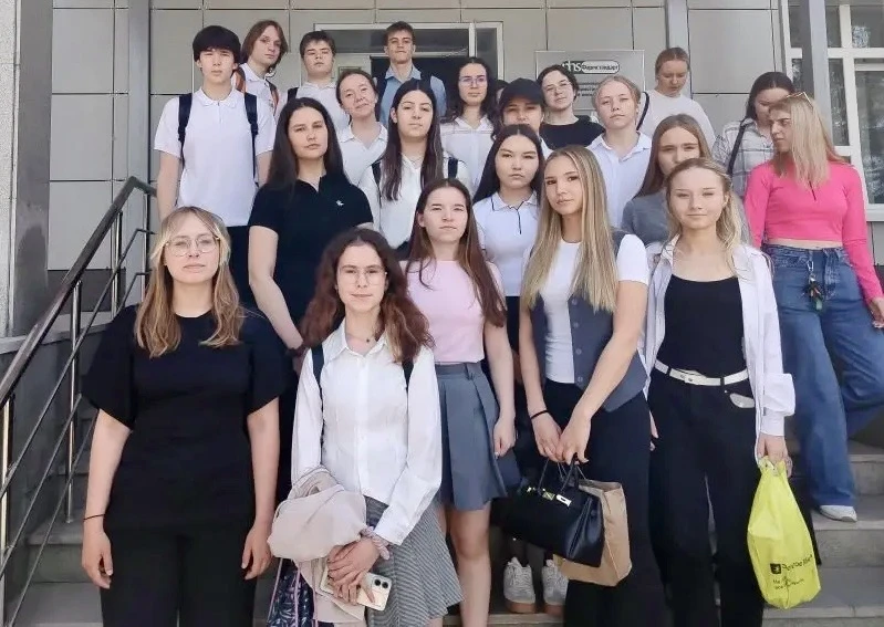 💊 Сегодня ученики 10В класса посетили предприятие «Фармстандарт» — одно из ведущих фармацевтических 