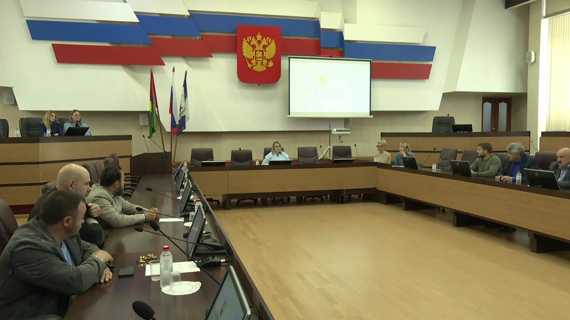 ❗️Депутатские слушания, запланированные на сегодня, не состоялись из-за отсутствия кворума. 

Между 
