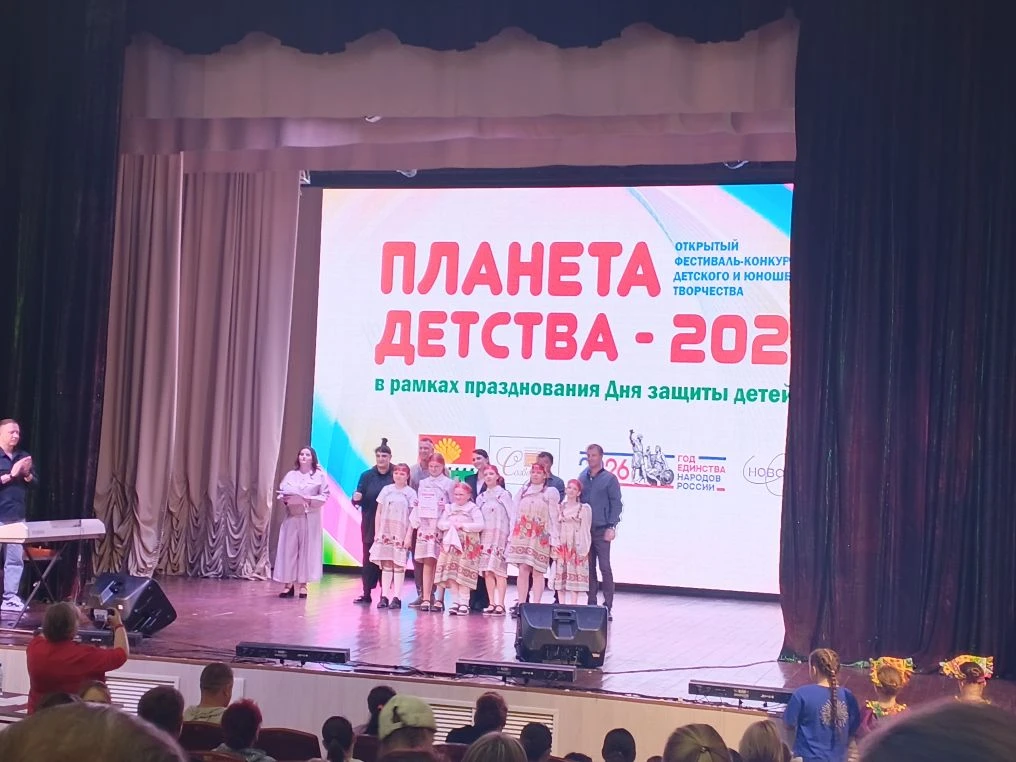 Танцевальный коллектив «Каблучок» и вокальный ансамбль «Ягодки» выступили на открытом ф...