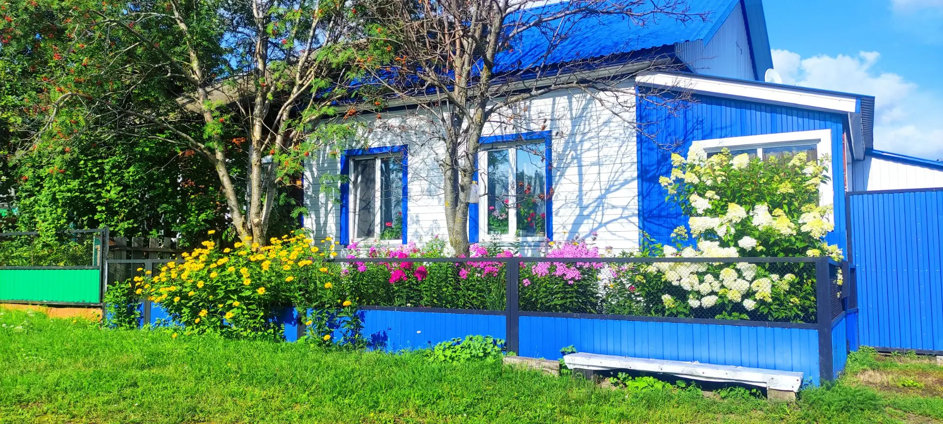 🏡Палисадники в селе - это не просто грядка с цветами. Это визитная карточка хозяев дома🌷