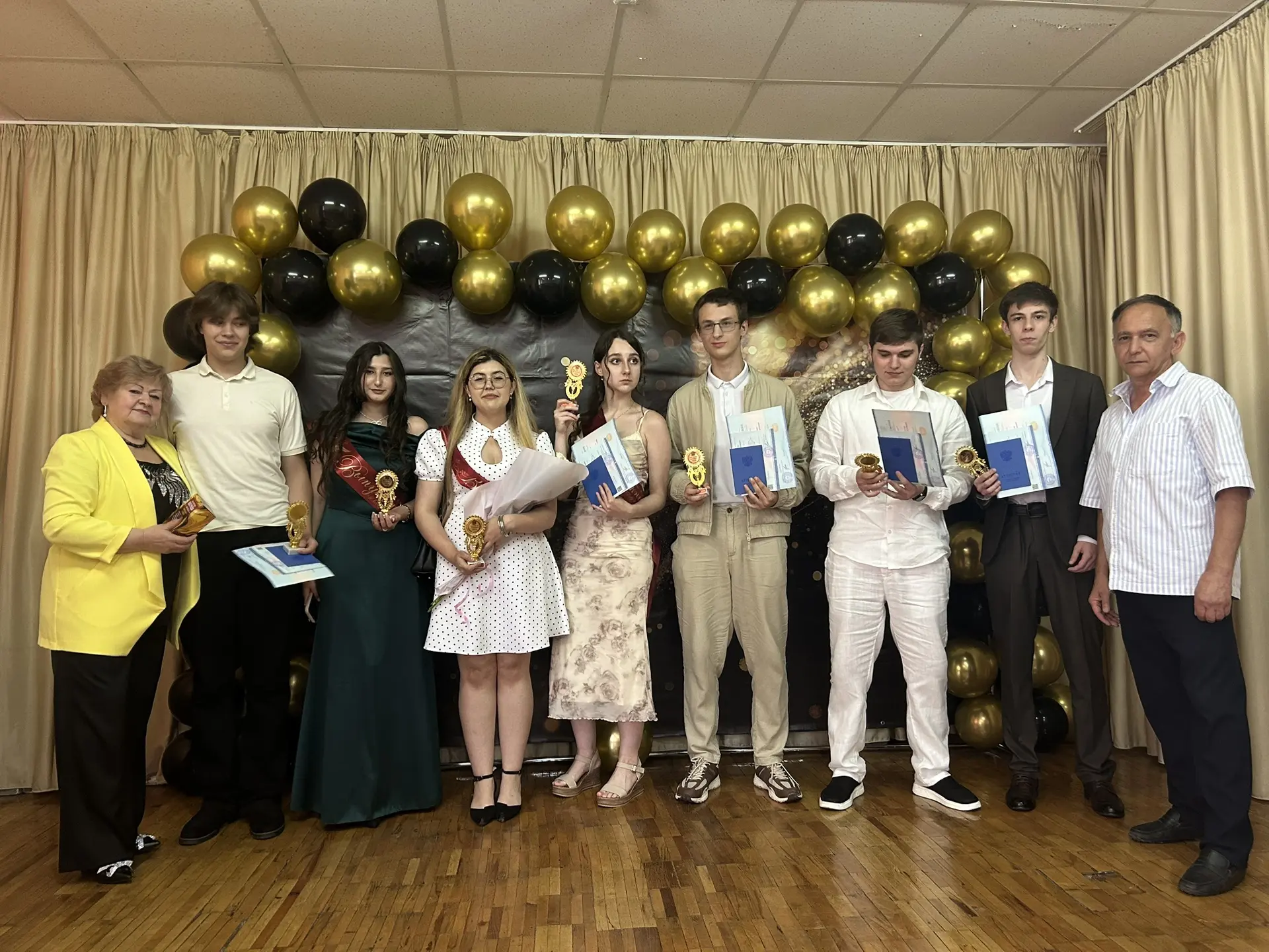 От всей души поздравляем одиннадцатиклассников! 27 июня – день вручения аттестатов, документ, которы