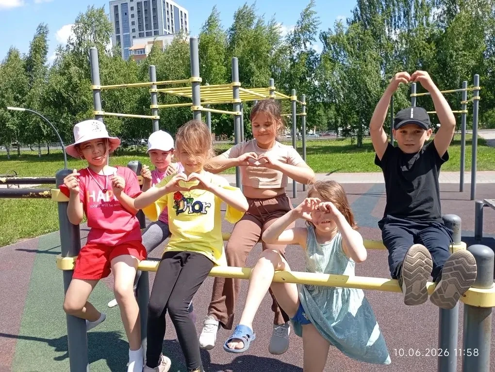 9 июня ребята пришкольного лагеря посетили общедомовые игровые детские площадки 20 микрорайона. День