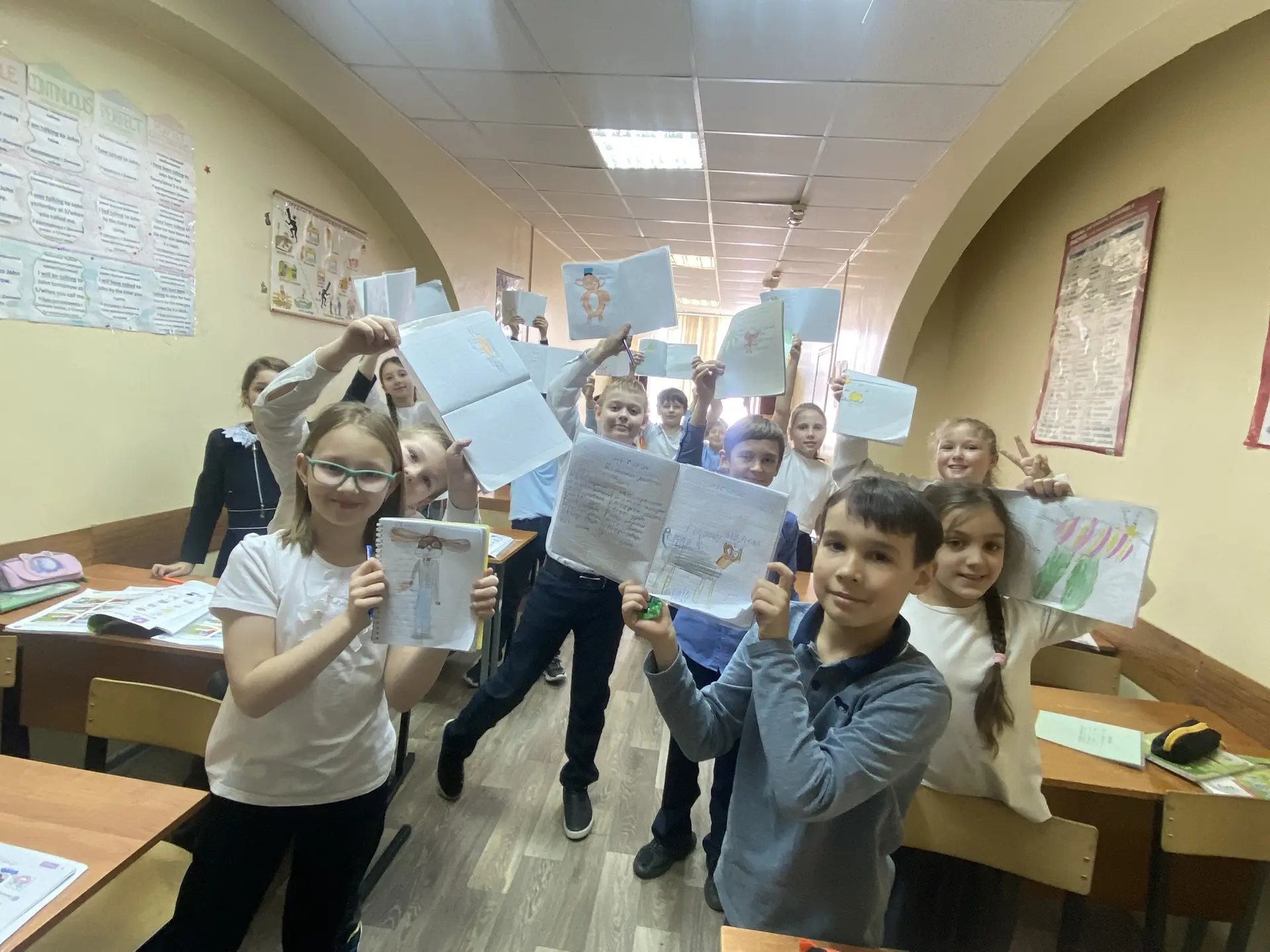 🚀 HELLO, SCHOOL! Итоги Englishmania: 🚀  🎉 Наши маленькие гении из 2б и 2в почти вышли на уровень "Ан