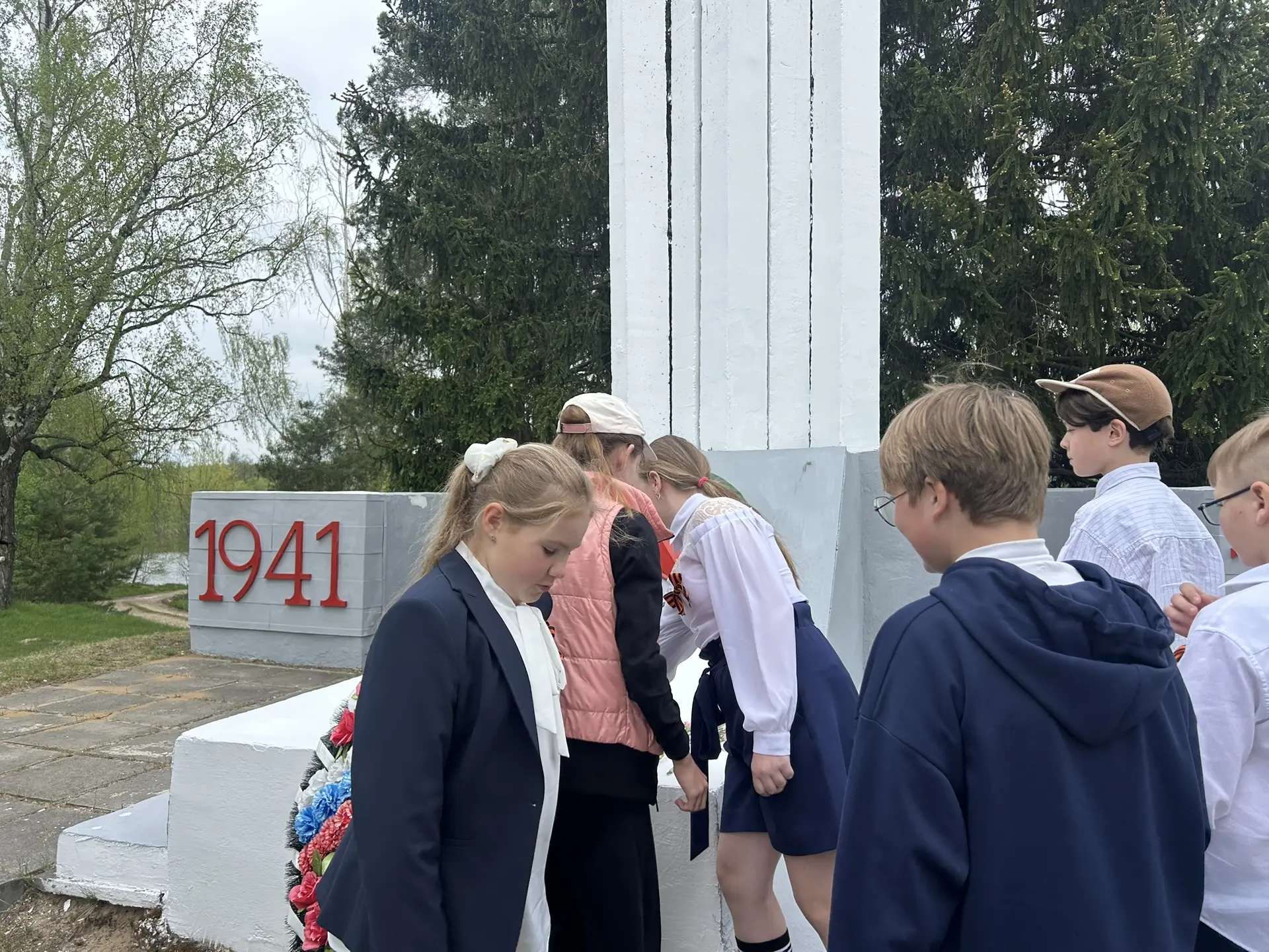 🇷🇺  В преддверии Дня Победы ученики нашего центра приняли участие в торжественной церемонии возложен