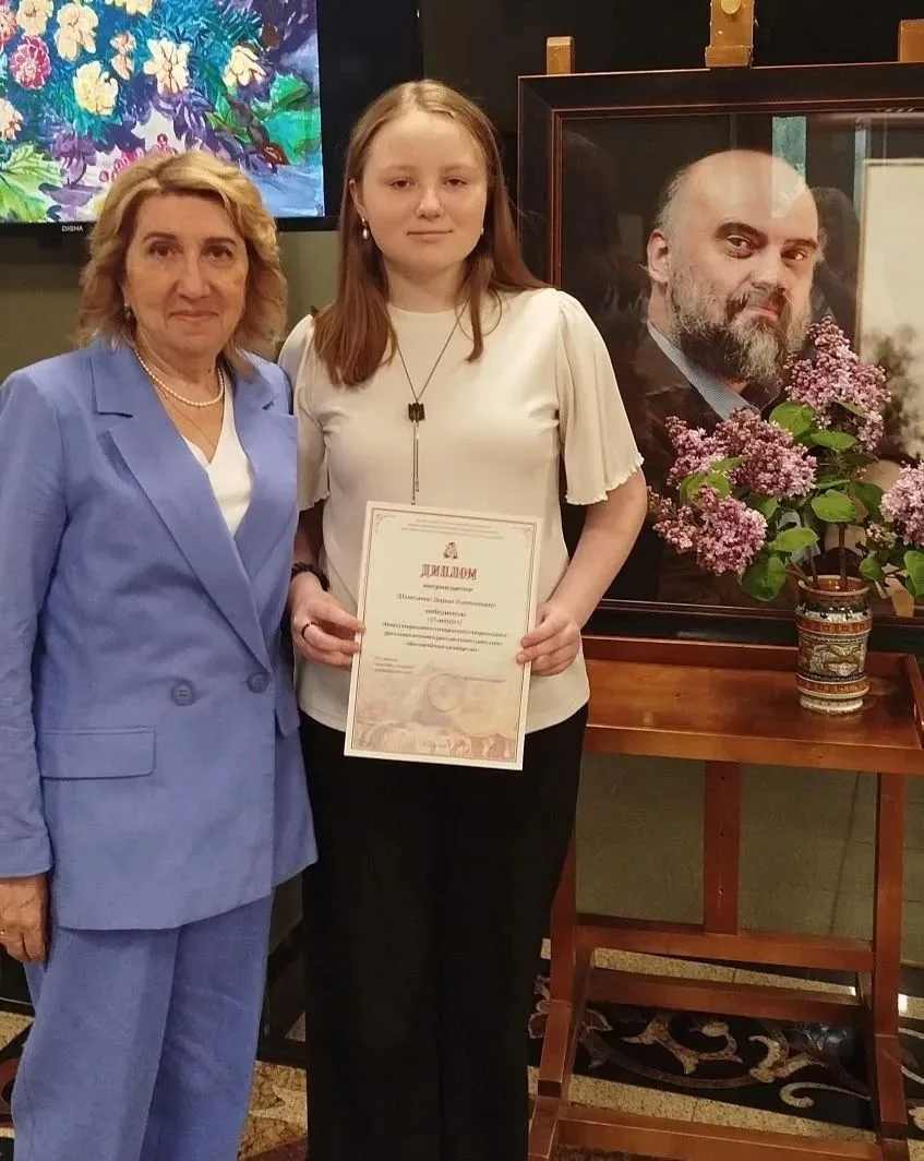 👏 👏 👏 Наши поздравления!   🎨 Ученица школьной изостудии «Индиго» Дарья (5 "Е") заняла 1-е место в Ме