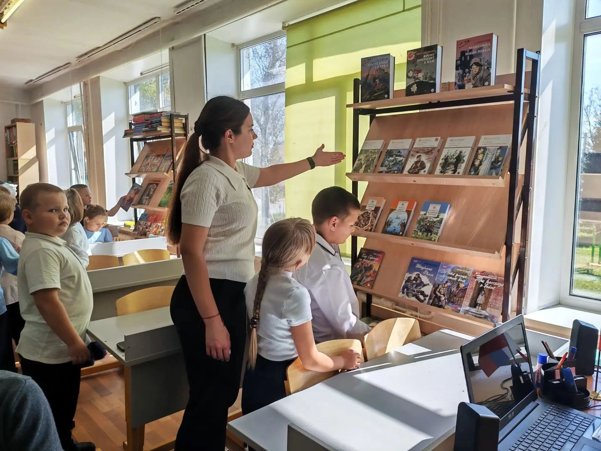 Путешествие в мир книг: 2-й класс в гостях у библиотек!