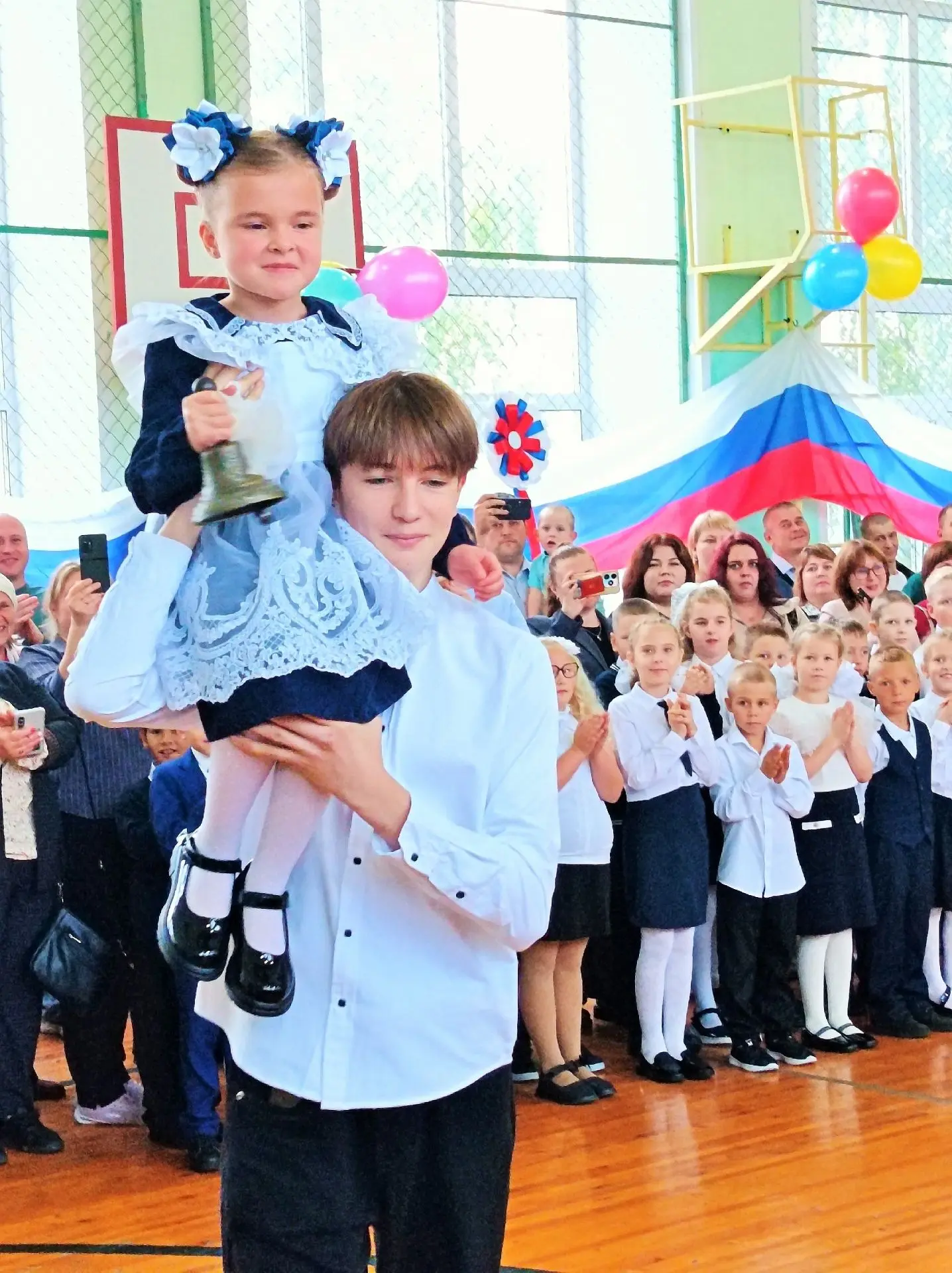 🌸Сегодня улицы Кулоя расцвели вместе со школьниками и их букетами.