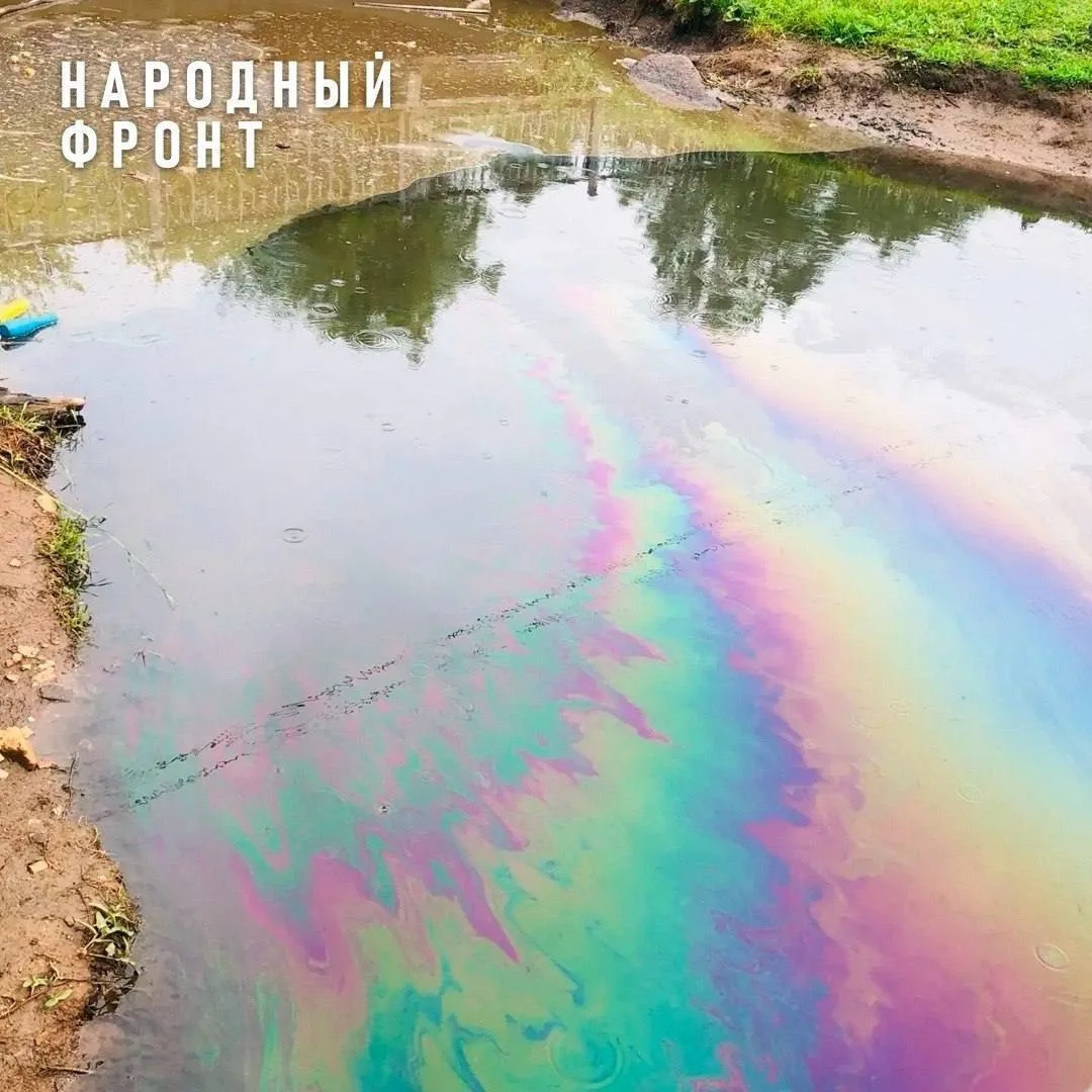 Масляные пятна снова заметили в реке в Кирове