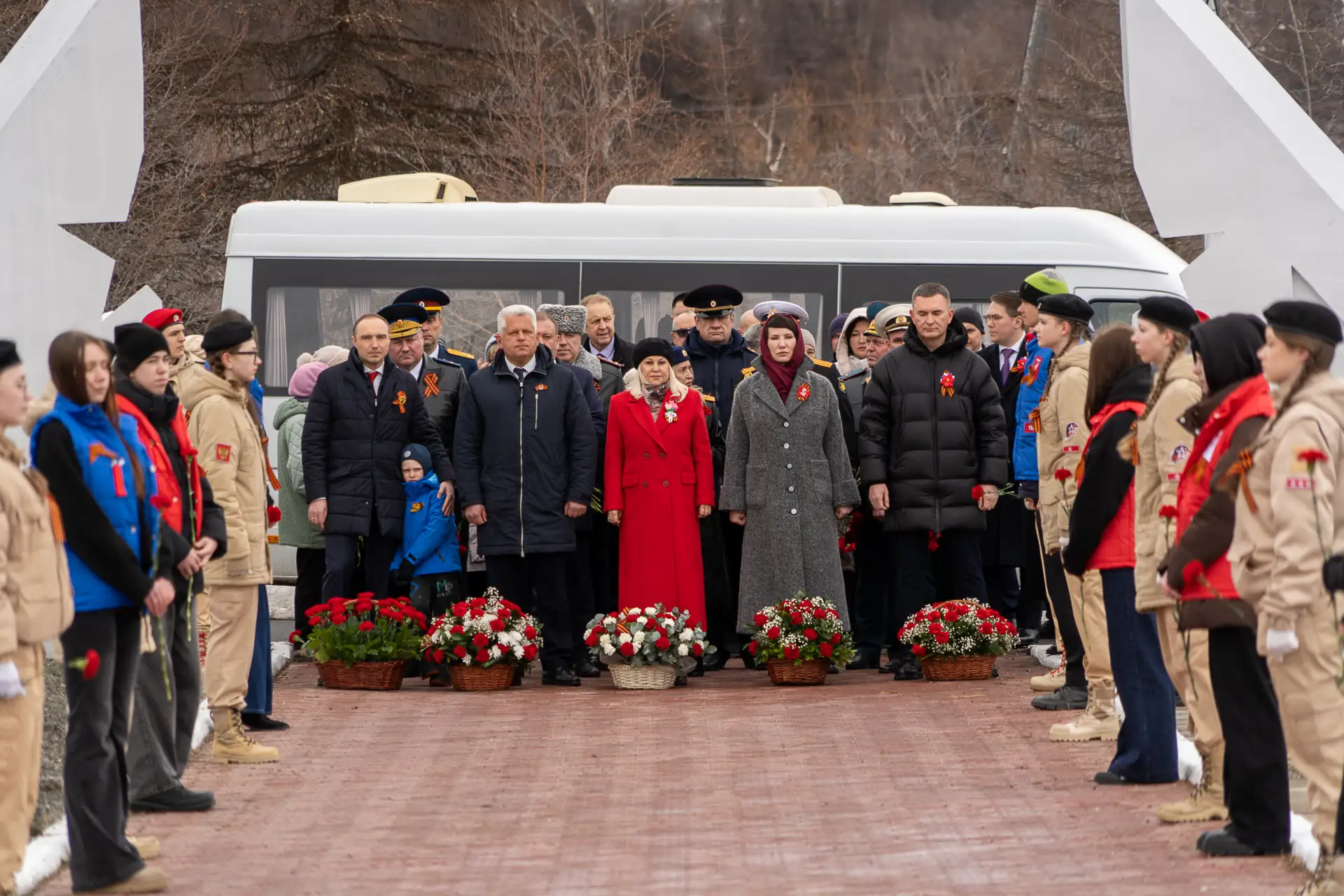 Торжественные и памятные мероприятия прошли в Магадане 8 мая  В них участвовал губернатор Сергей Нос