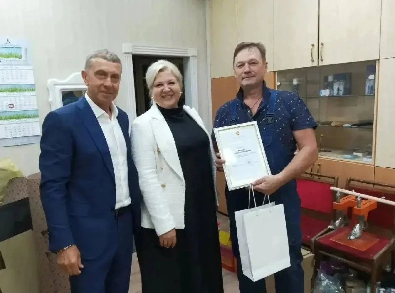 В микрорайоне Ногина наградили мастера-сапожника за его большой труд