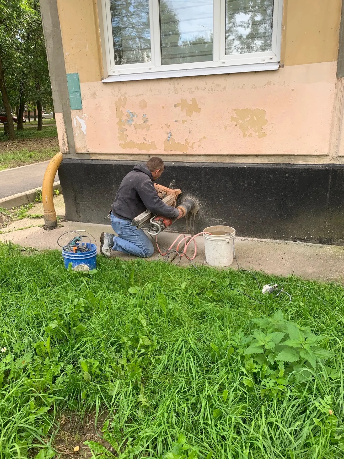 Ул. Победы, д. 9, сверление вентиляционных каналов для естественной вентиляции подвальн...