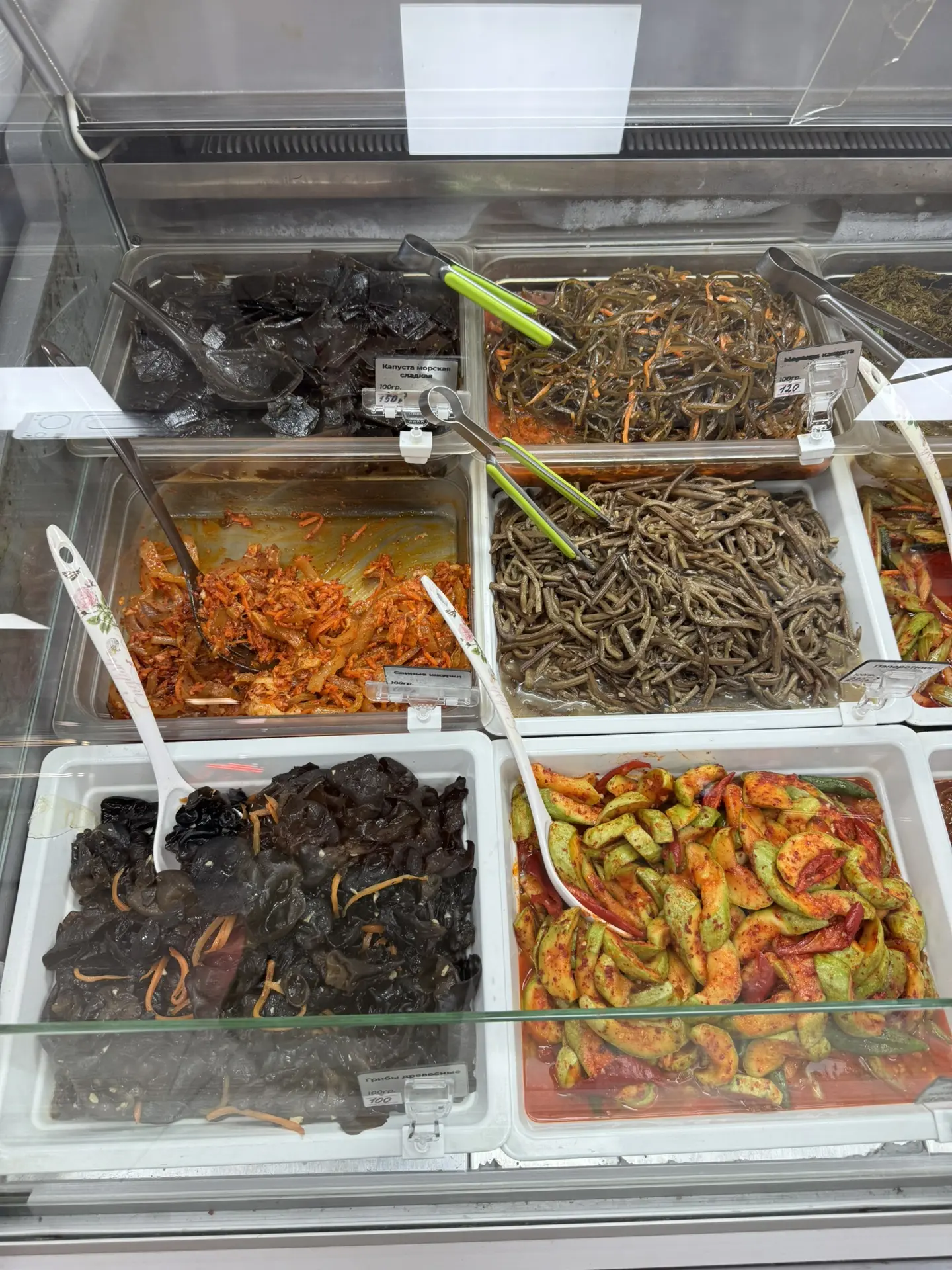 На Сахалине популярны блюда корейской кухни, салаты продаются почти в каждом магазине.

Салаты сюда 
