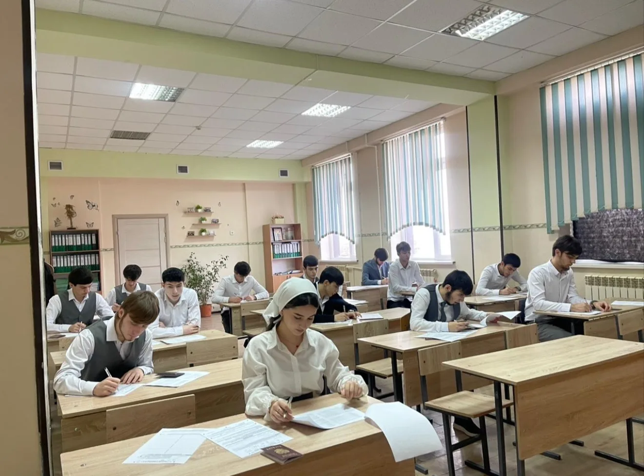 Сегодня в нашей школе учащиеся 11-го класса сдавали пробный экзамен по русскому языку 📘  Это важный 