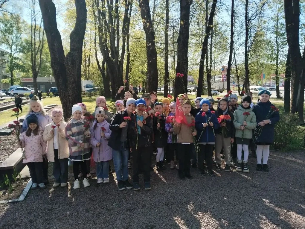 Каждый цветок, возложенный к подножию памятника, - это символ  нашей общей памяти и признательности.