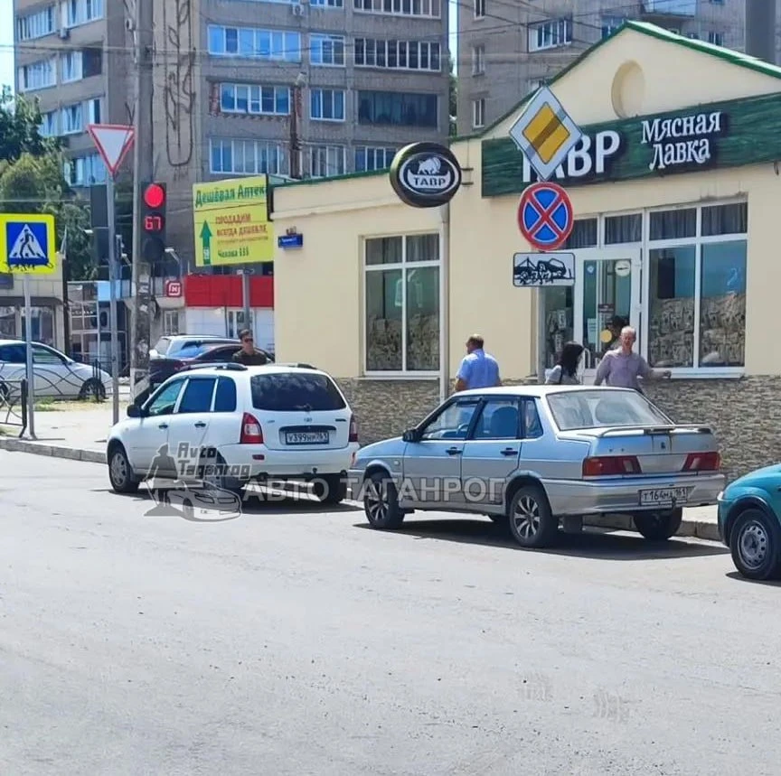Почему сотрудники ГИБДД не контролируют ПДД и не штрафуют таких водителей? Каждый день ...