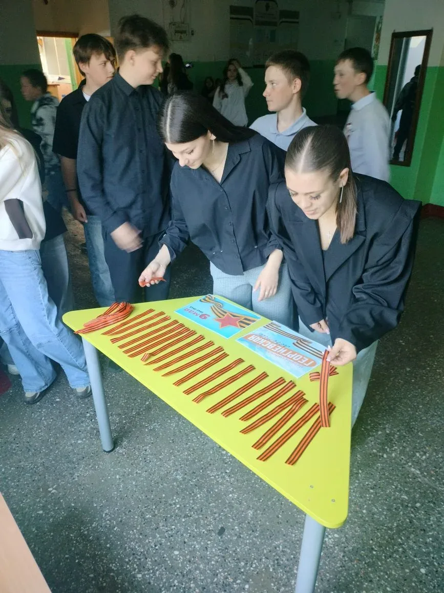 Сегодня в нашей школе была проведена замечательная акция "Георгиевская лента"! 🎗️ В холле школы  сов