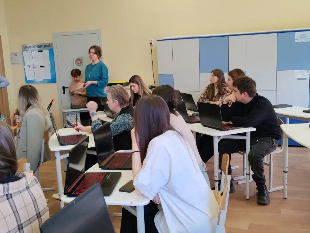 Пока наши школьники отдыхают на каникулах, педагоги сменили их за партами. В нашей школе продолжает 