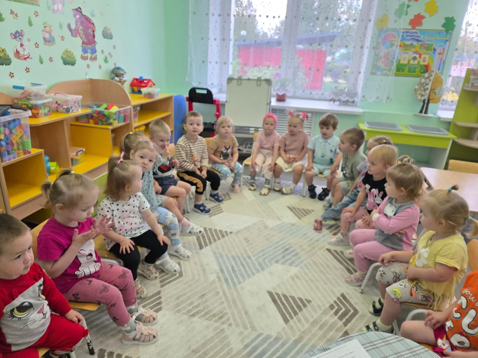 Щенок и кукла встретились с ребятами из группы «Акварелька». Дети показали им, как прав...