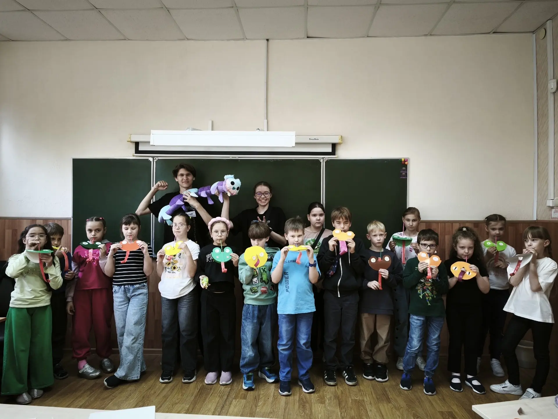 Сегодня в МБОУ «Школа №3 «Центр развития образования» наши звёздники Глеб и Женя помогл...