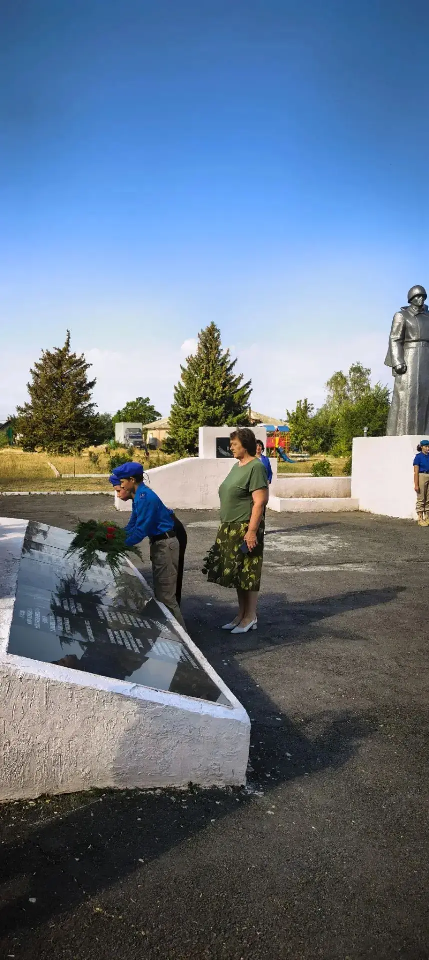 Сегодня глава Администрации Татьяна Лачугина возложила цветы к мемориальной плите памят...
