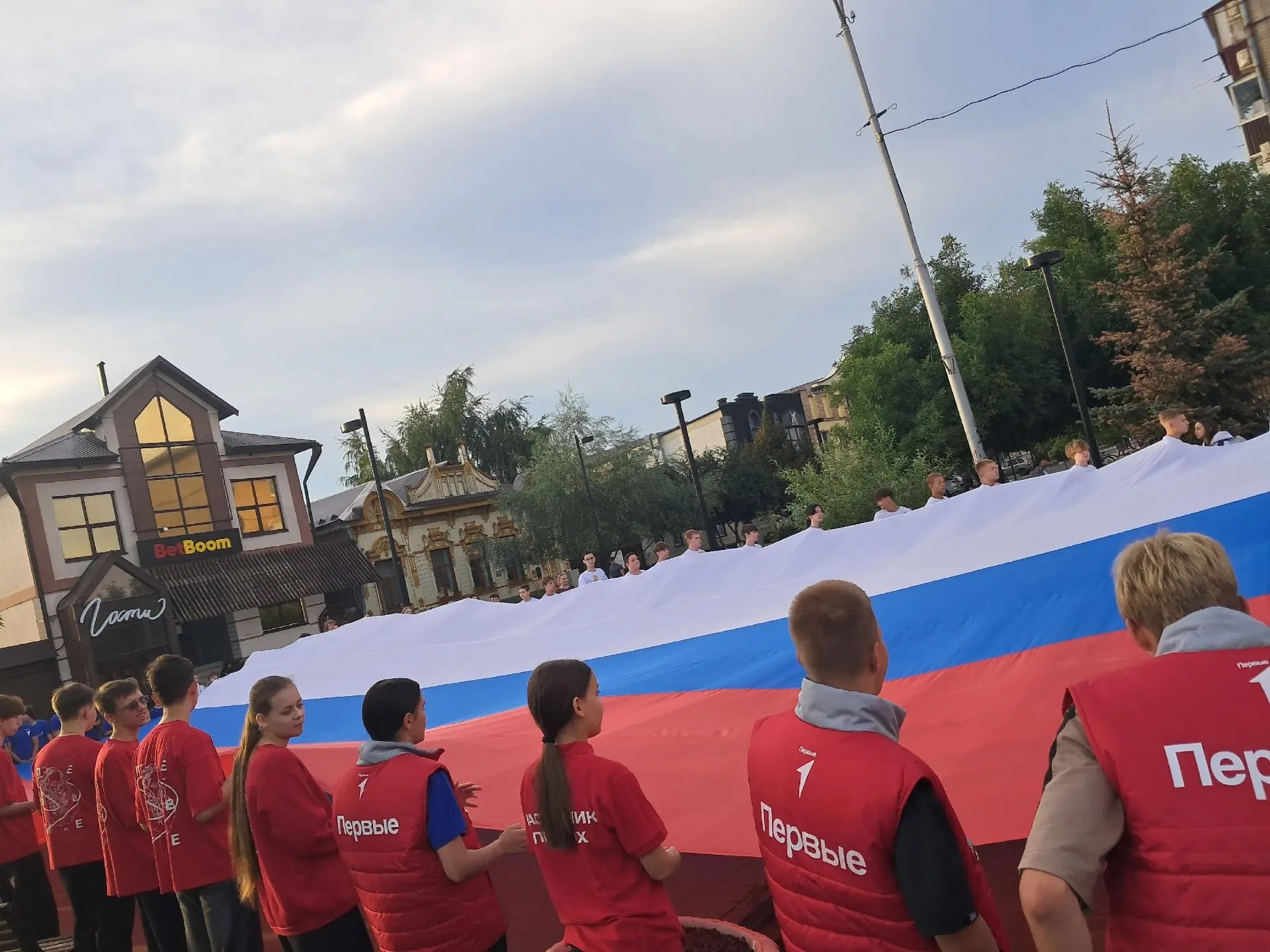 Сегодня, 22 августа, в День Государственного флага РФ, наши студенты-первокурсники с го...