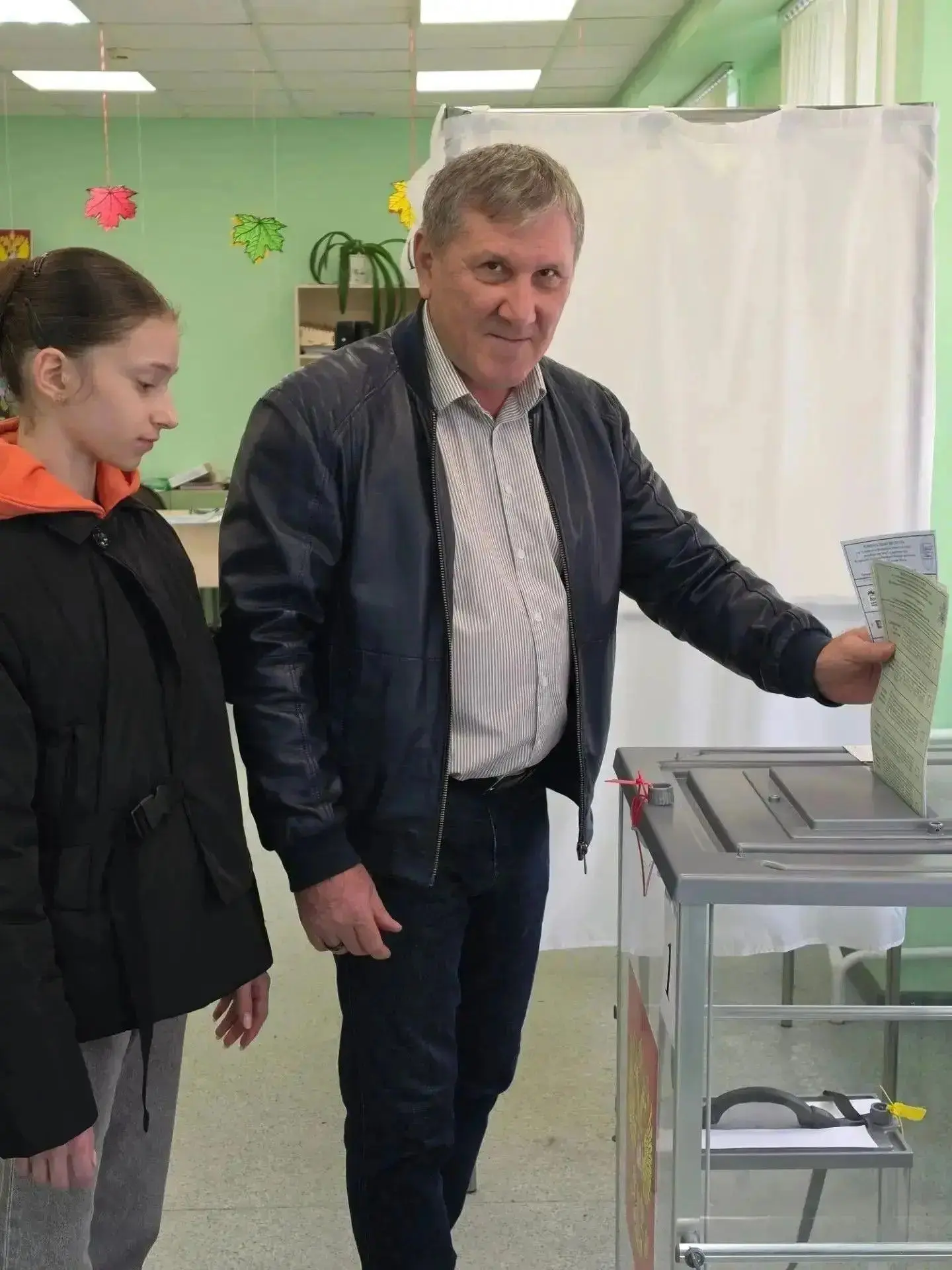 Глава округа Дадаш Дадашов вместе с дочерью принял участие в голосовании.