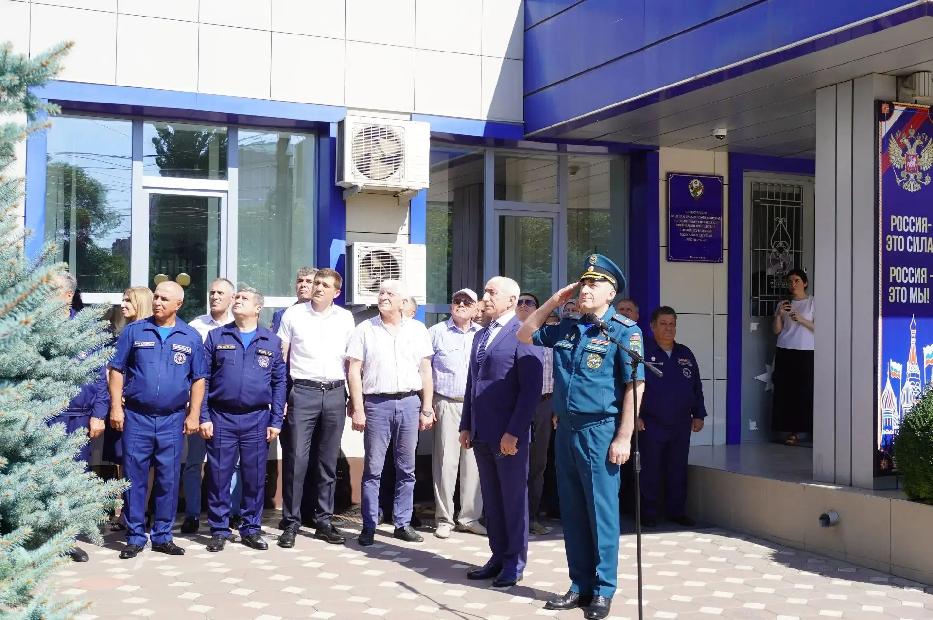 🇷🇺«Цвета Родины»: В МЧС Республики прошла торжественная церемония поднятия флага Росс...