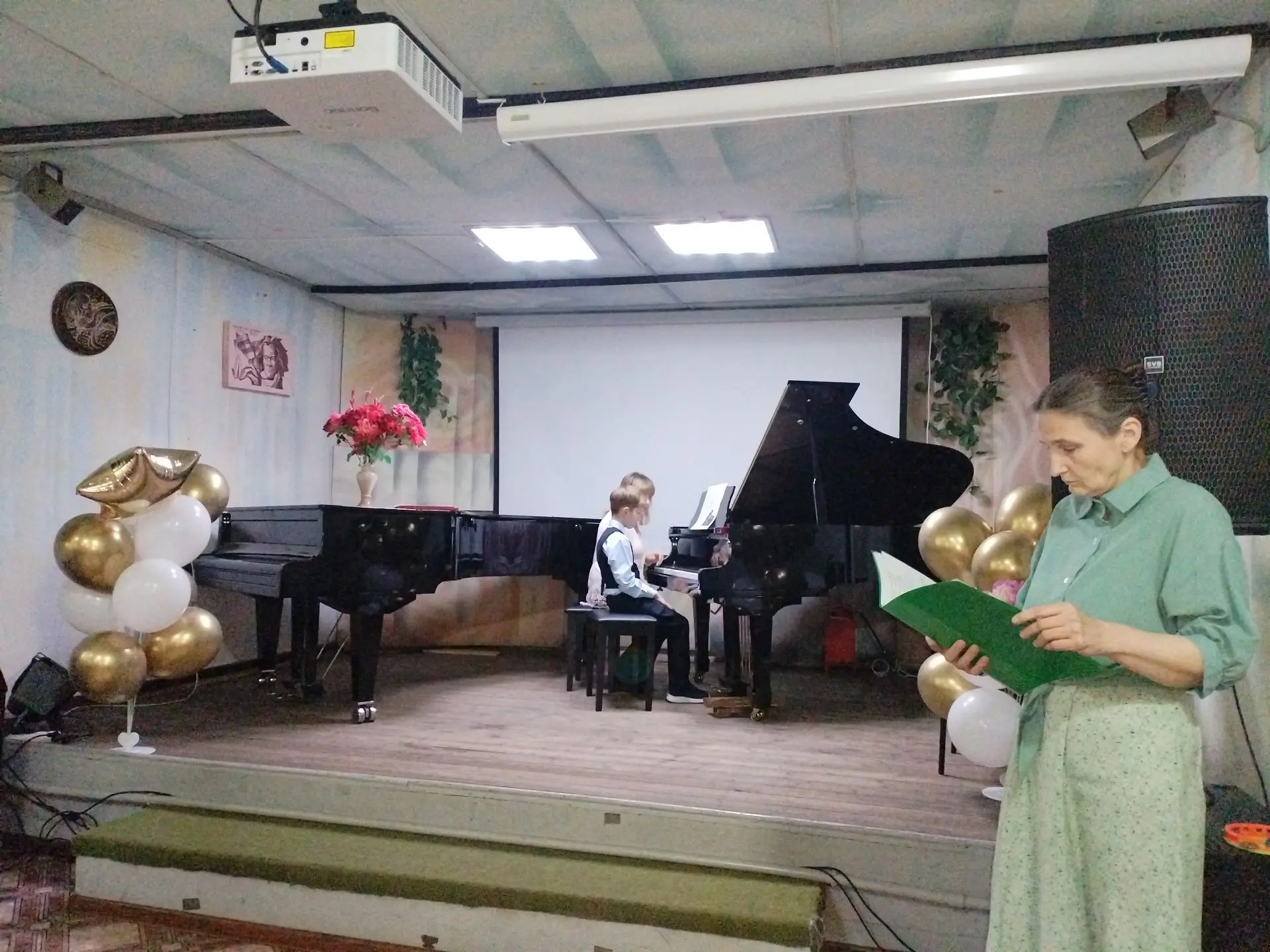#Дети#музыка#лето
Пришел чудесный праздник летний,
Как будто в звонких переливах струн
Весна дает ак