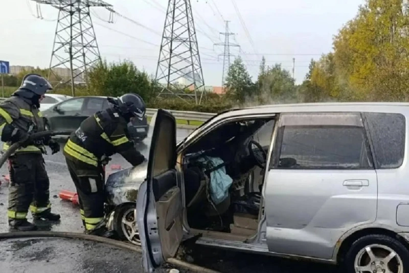Иномарка загорелась прямо во время движения во Всеволожском районе