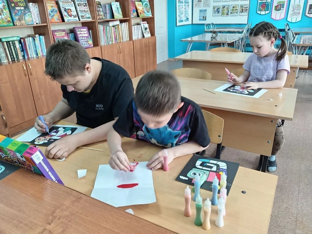 Волной песочной аппликации накрыло всех! Ребята берутся за полюбившееся занятие с самог...