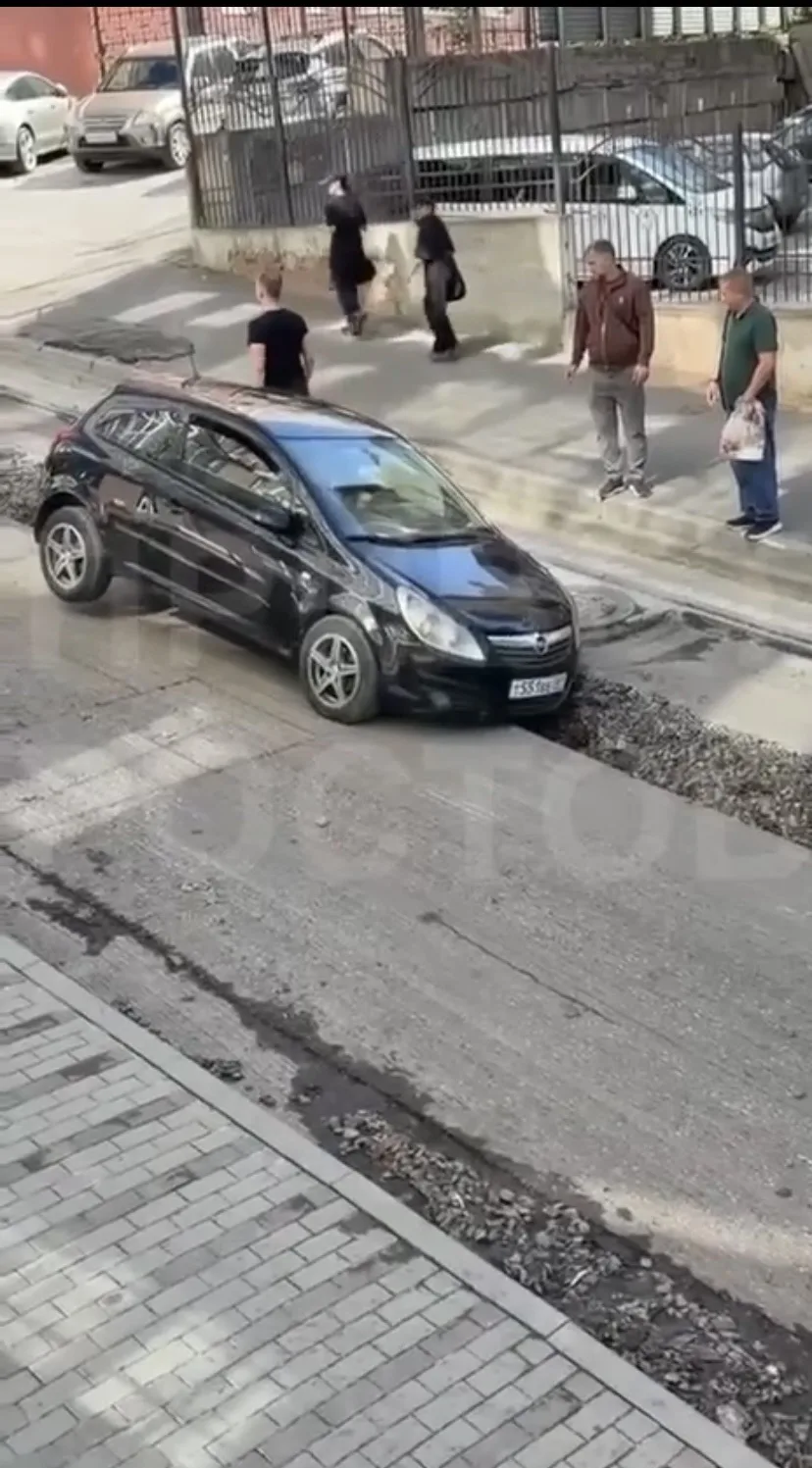 В центре Ростова автомобиль провалился в размытую траншею
