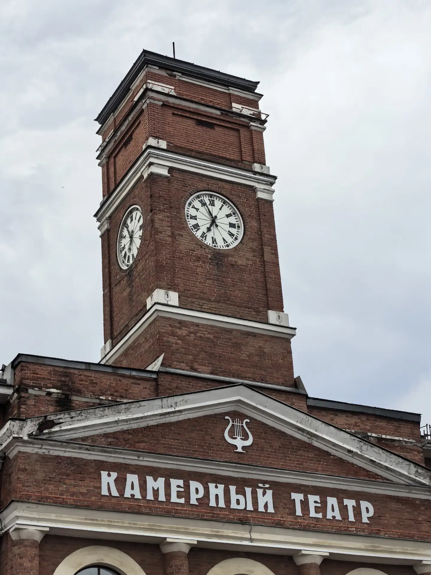 Дерево убрали с часов Камерного театра 
 
Зеленую «достопримечательность» череповчане заметили еще в