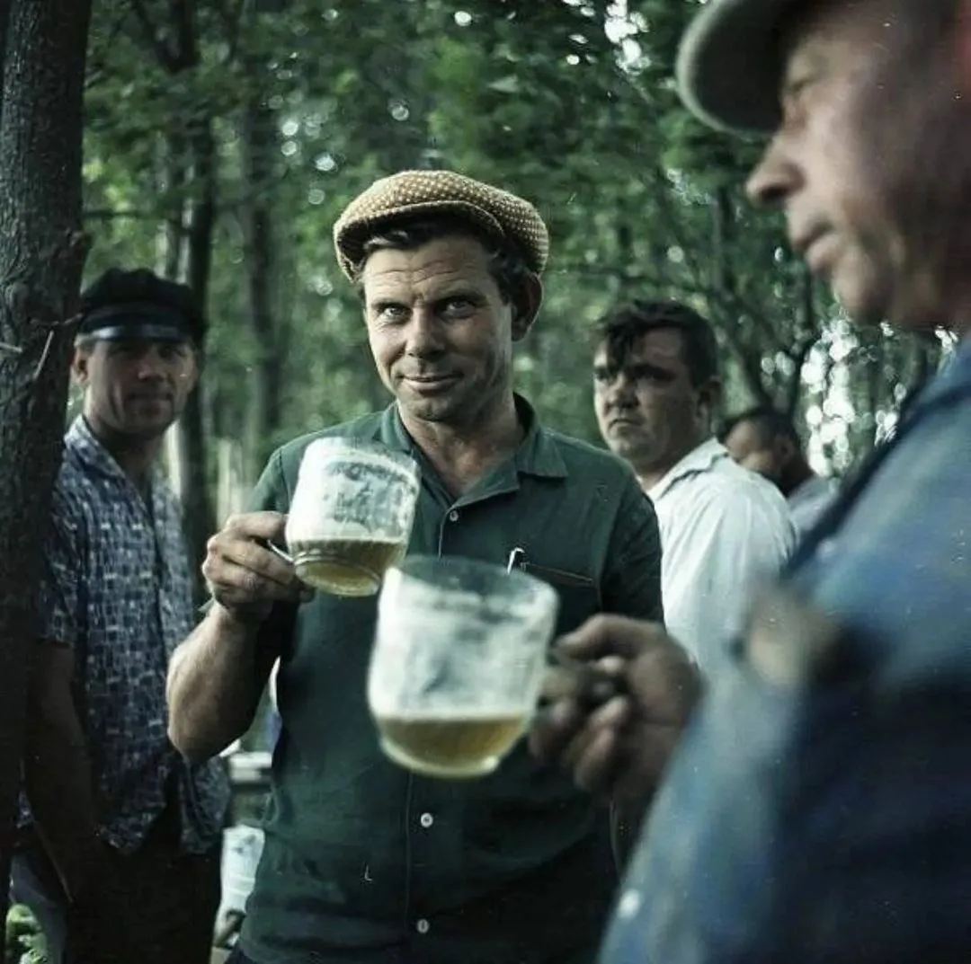 По кружечке пива после работы. Кpacнoдap. 1963 год.

Наши группы:
Рецепты по ГОСТу
Советское кино
Эс