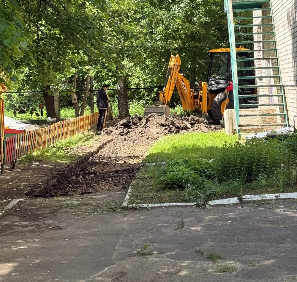 🚧 У детских садов и школ Костромы обновляют асфальтовое покрытие

В Костроме начались работы по бла