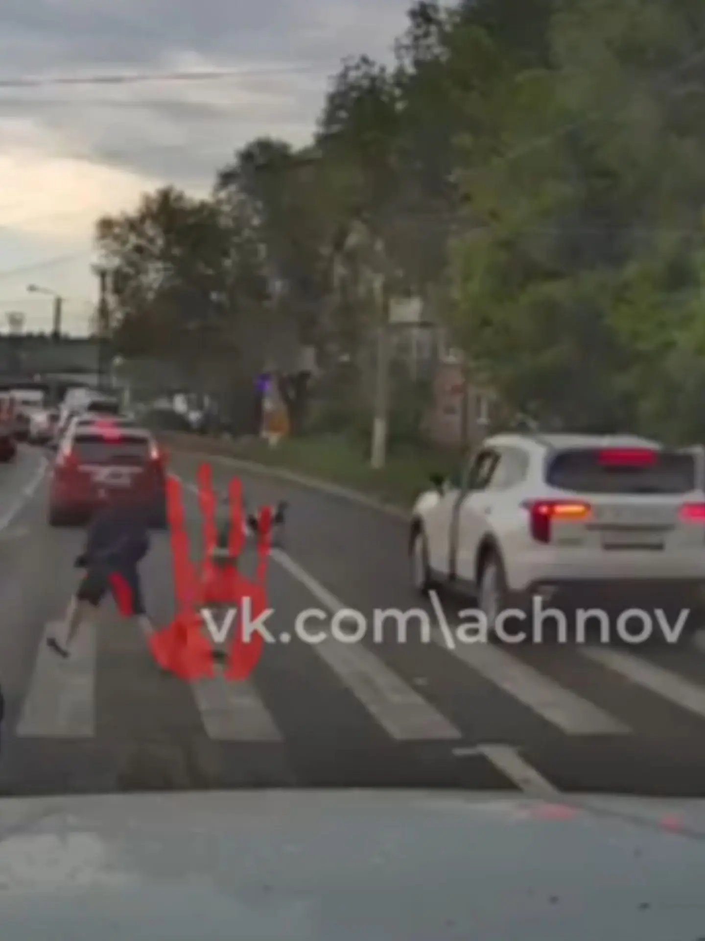 😬На волосок от беды: школьник попал под машину у Зелёного рынка и остался невредим

‼️Вчера вечером