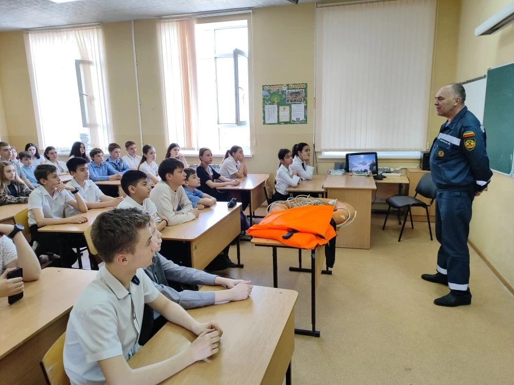Ученики средних классов встретились с сотрудниками МЧС!