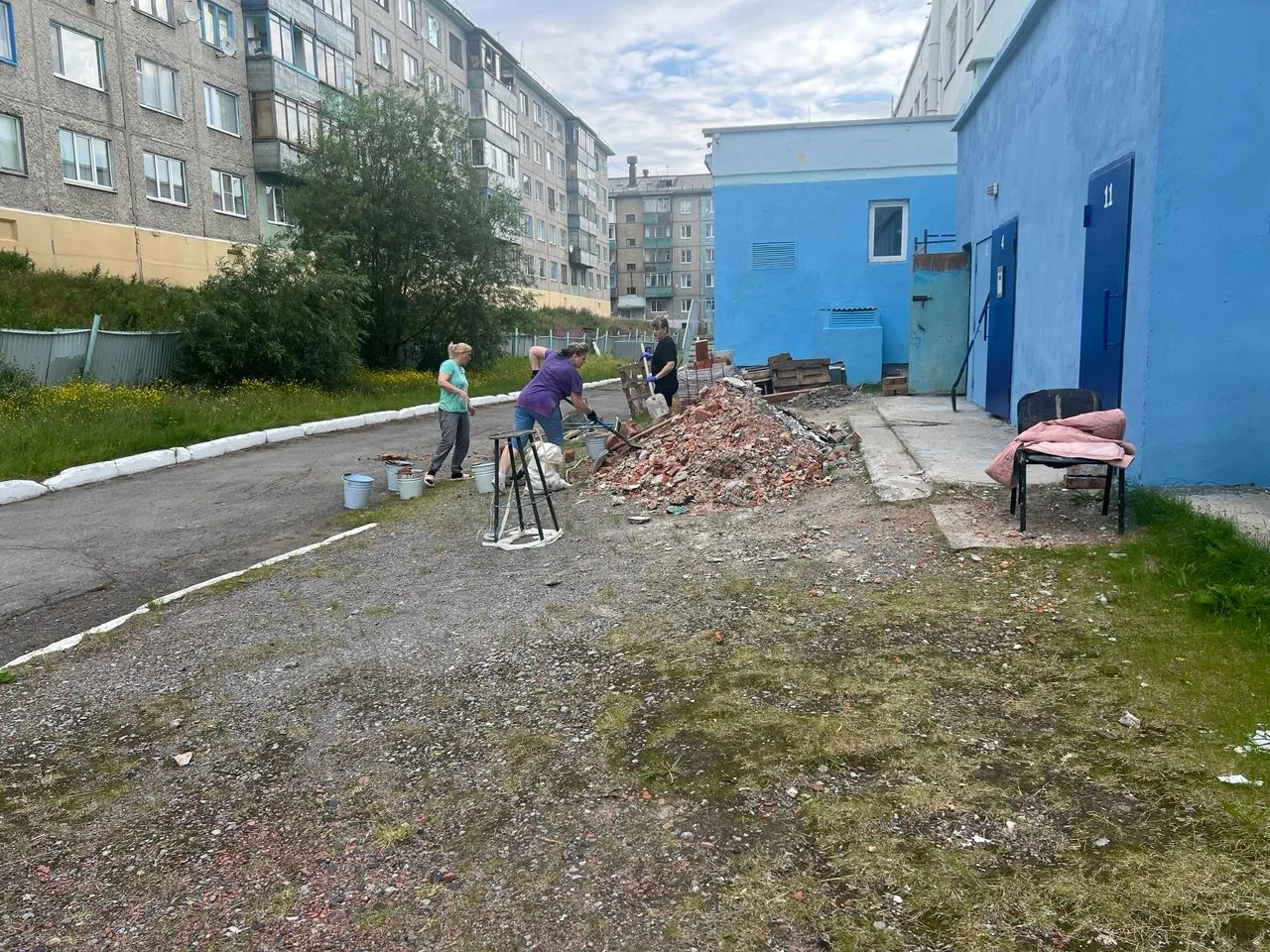 Продолжаются работы по благоустройству территории детского сада. Наши сотрудники вышли на внеочередн
