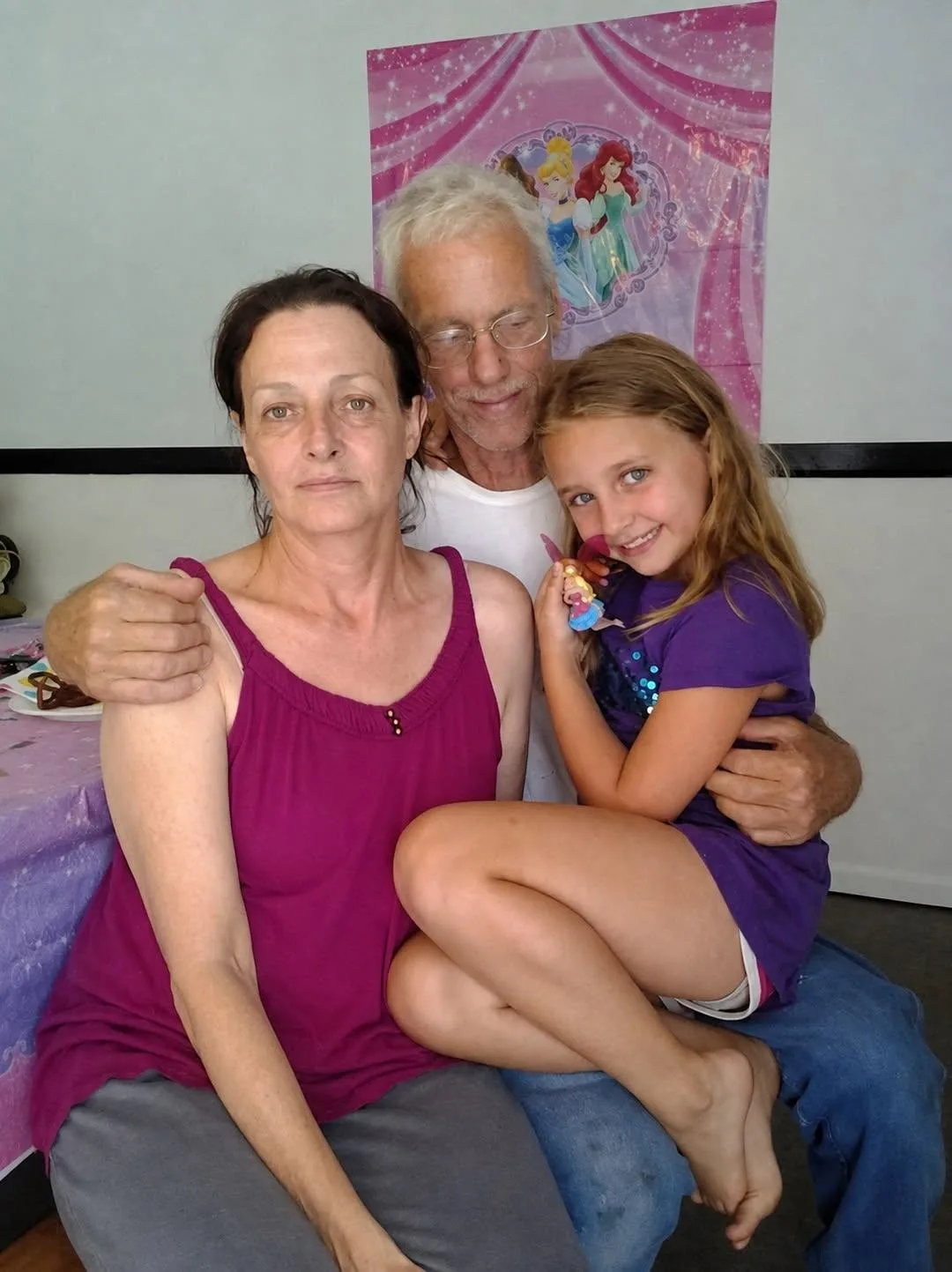 «Мой дедушка каждый вечер тайком уводил меня в свою комнату… Когда мама узнала причину,...