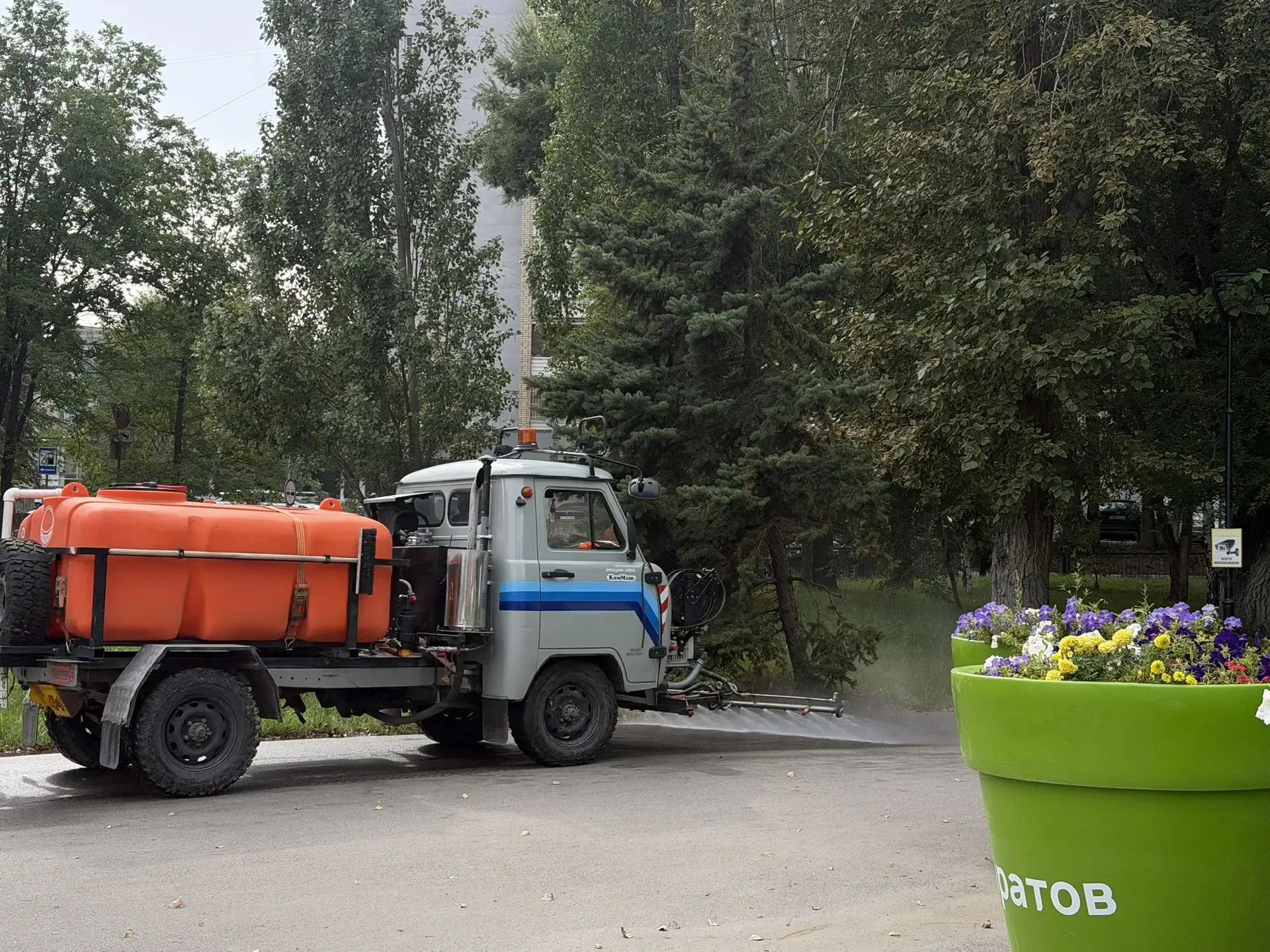 🌱На территории Ленинского района продолжаются работы по содержанию парков и скверов.
