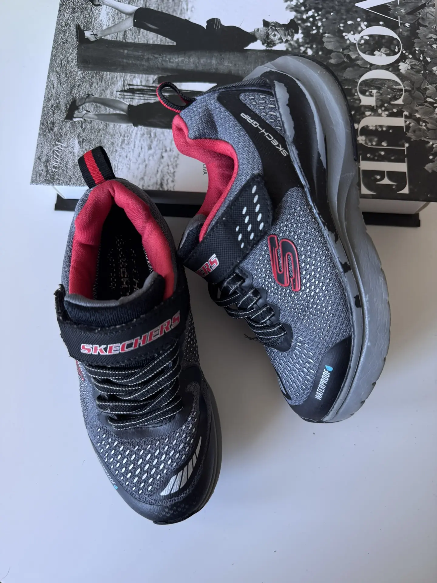 Кроссовки Skechers боковые полосочки подсткрты по цвету, см фото 2, а так очень хорошен...