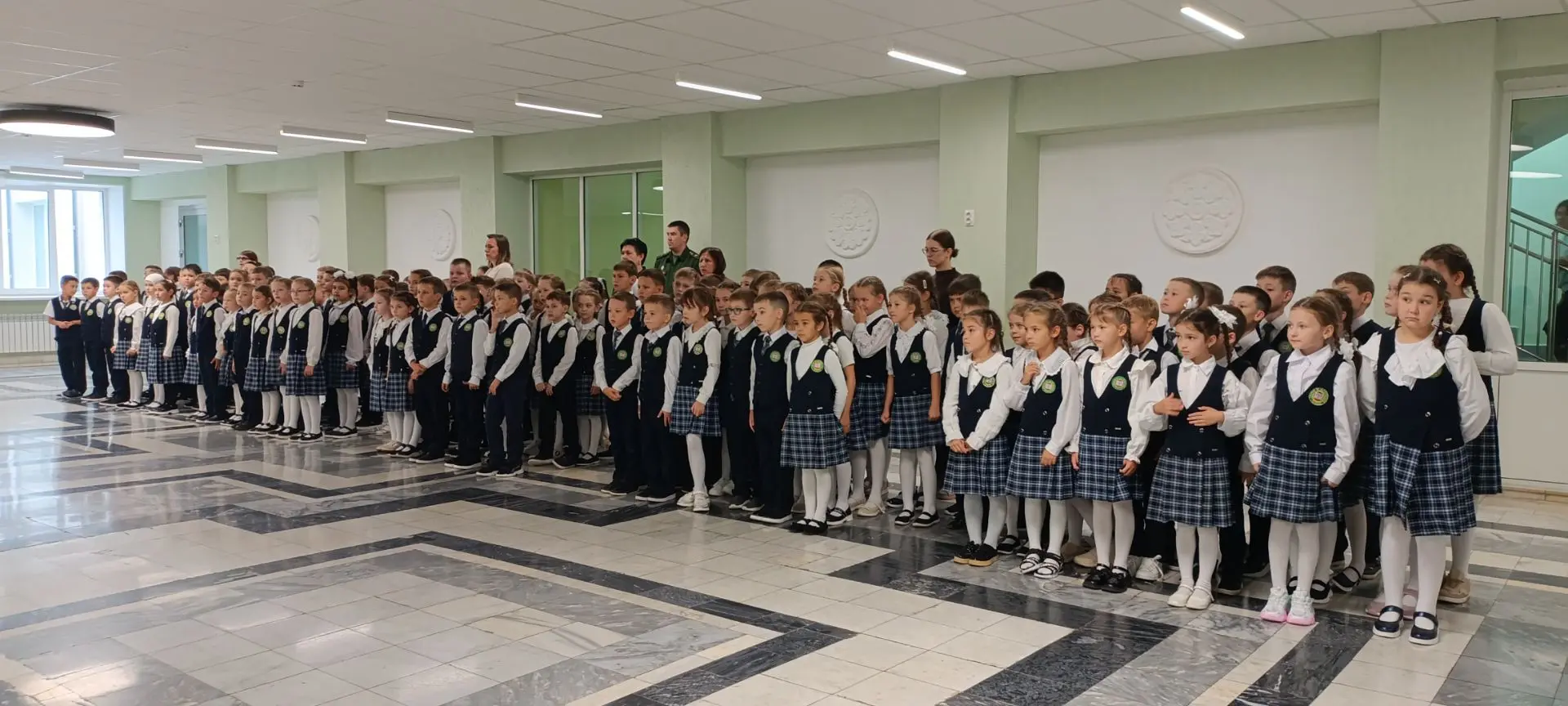 Сегодня в нашей гимназии прошла первая линейка в новом учебном году 🔔📚.