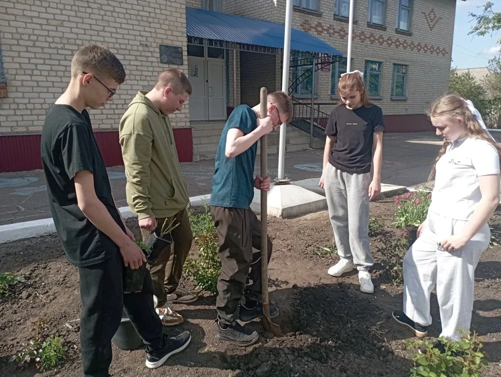 Школьный двор это визитная карточка нашего образовательного учреждения. Как театр начин...