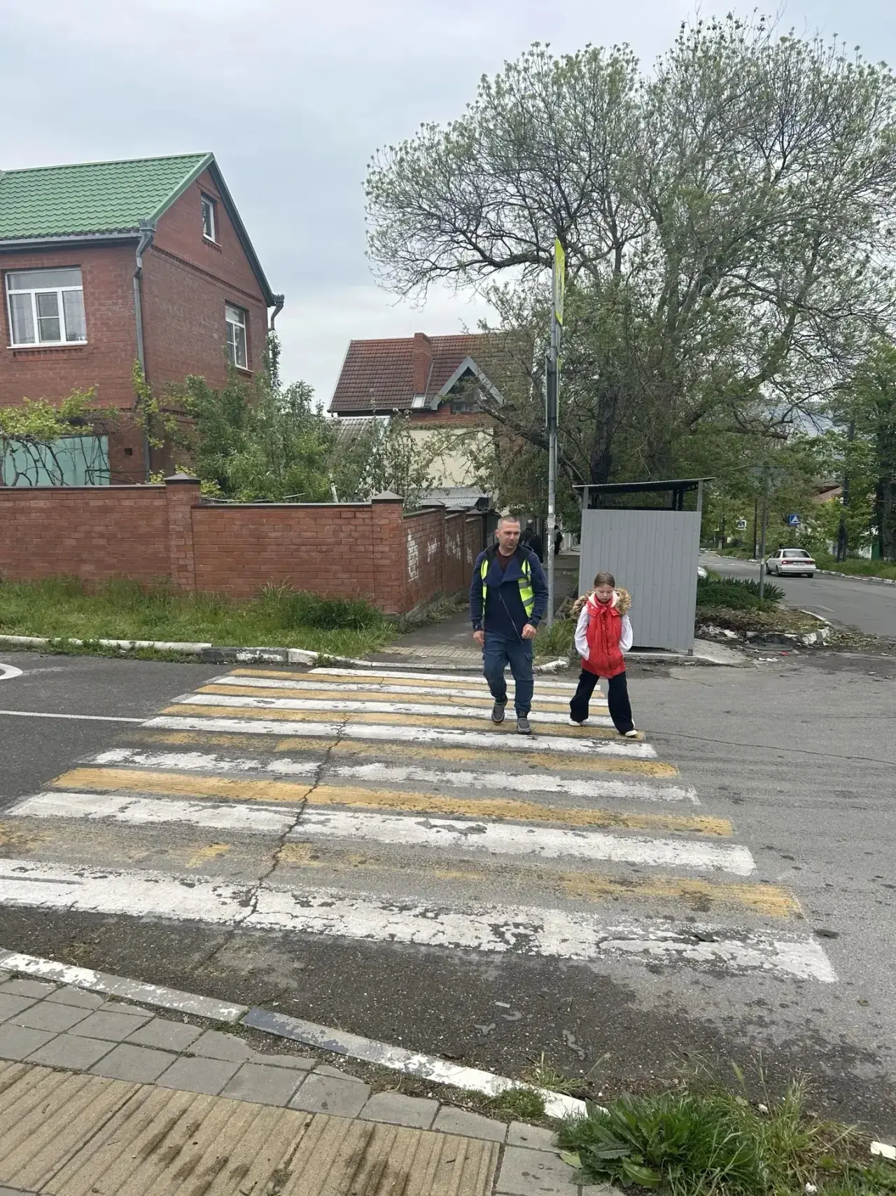 🚸 Родительский дорожный патруль — безопасность детей на первом месте!  Каждое утро возле нашей гимна