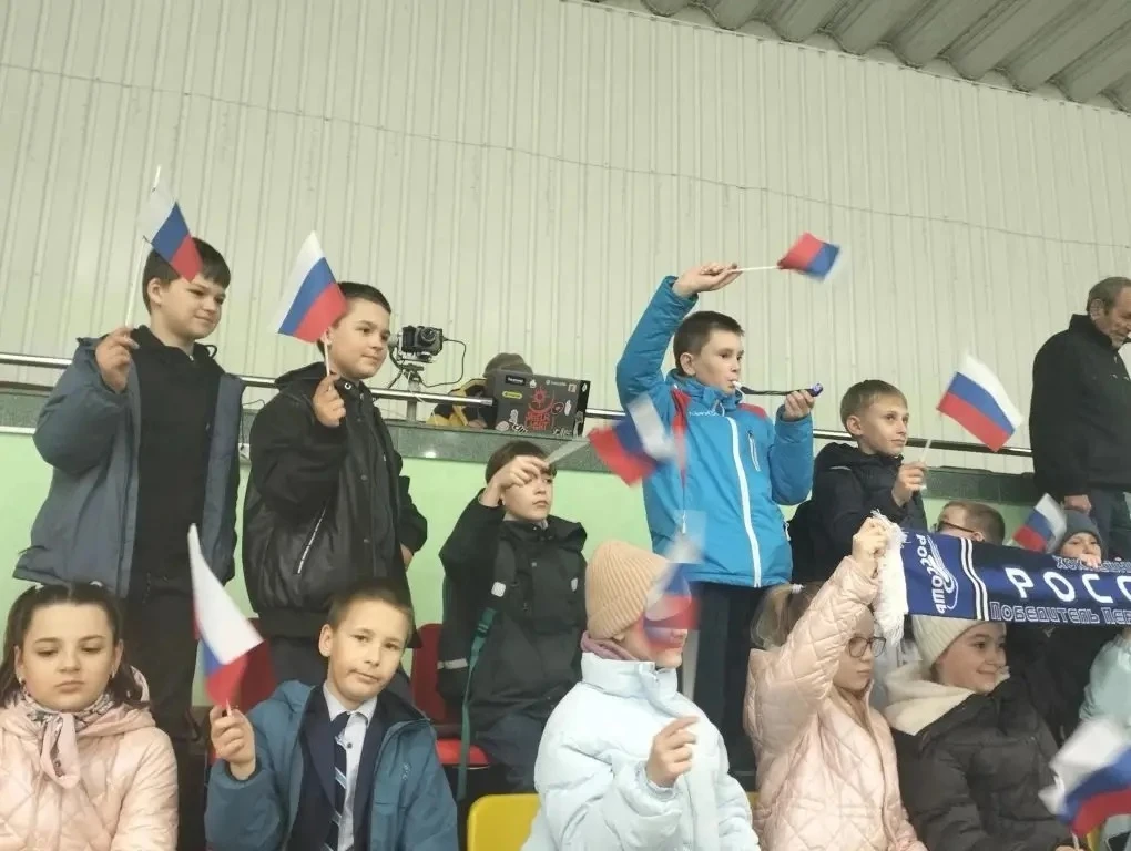 ЖАРКАЯ БИТВА НА ЛЬДУ: КАК 4 «В» ПОДДЕРЖАЛ РОДНУЮ КОМАНДУ!  Сегодня ученики 4 «В» класса сменили прив