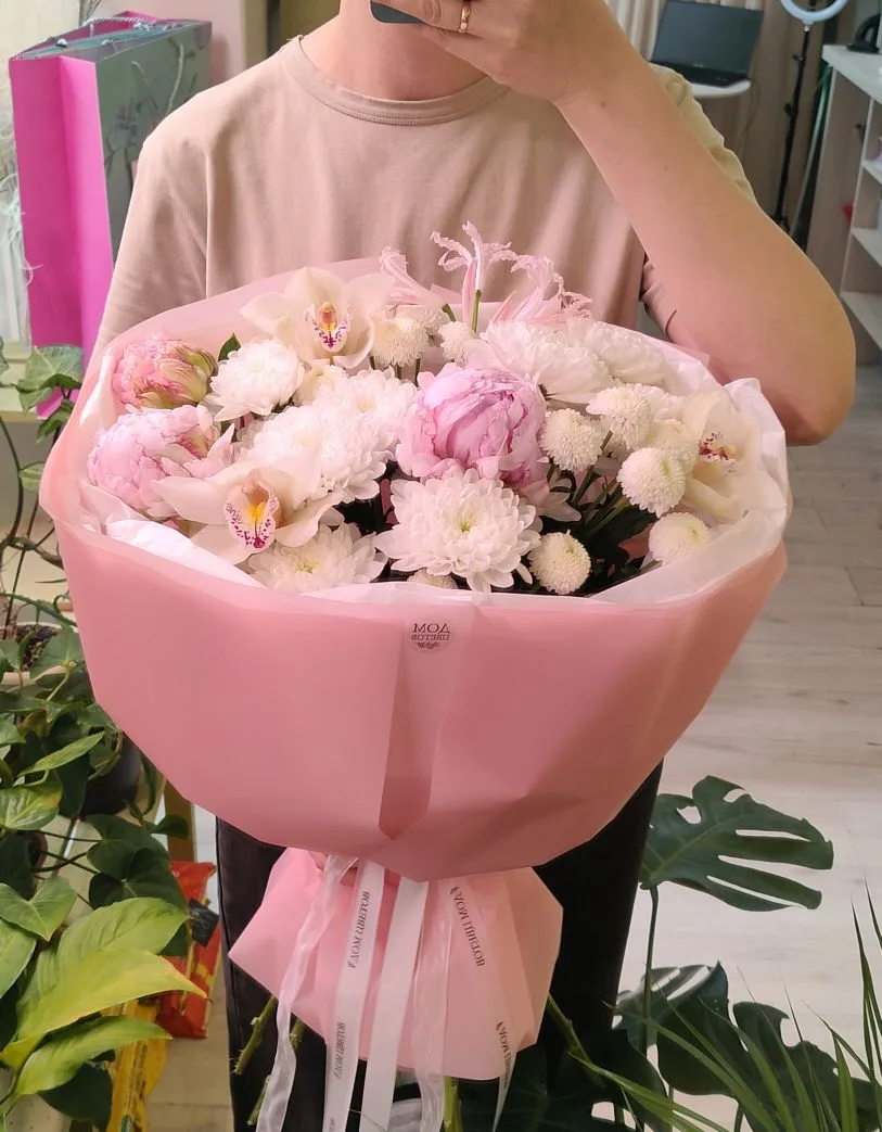 Нежное облачко с пионами на витрине Калинина 17 🌸