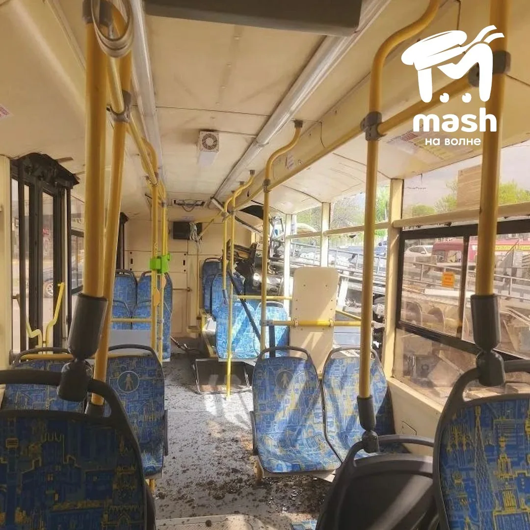 Кадры из троллейбуса, попавшего в аварию в Симферополе.  К счастью, в салоне не было пассажиров. Гру