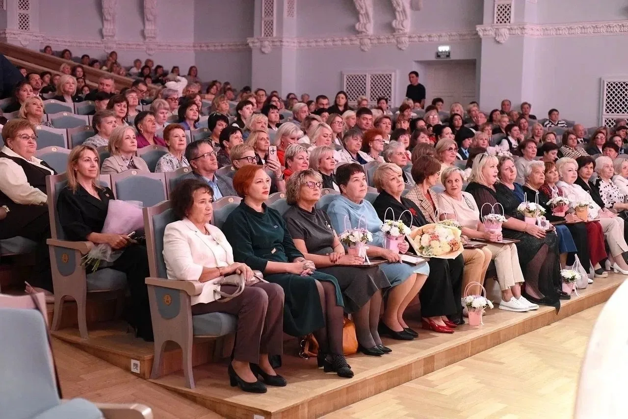 В Оренбурге чествовали заслуженных работников муниципальной системы образования и ветер...
