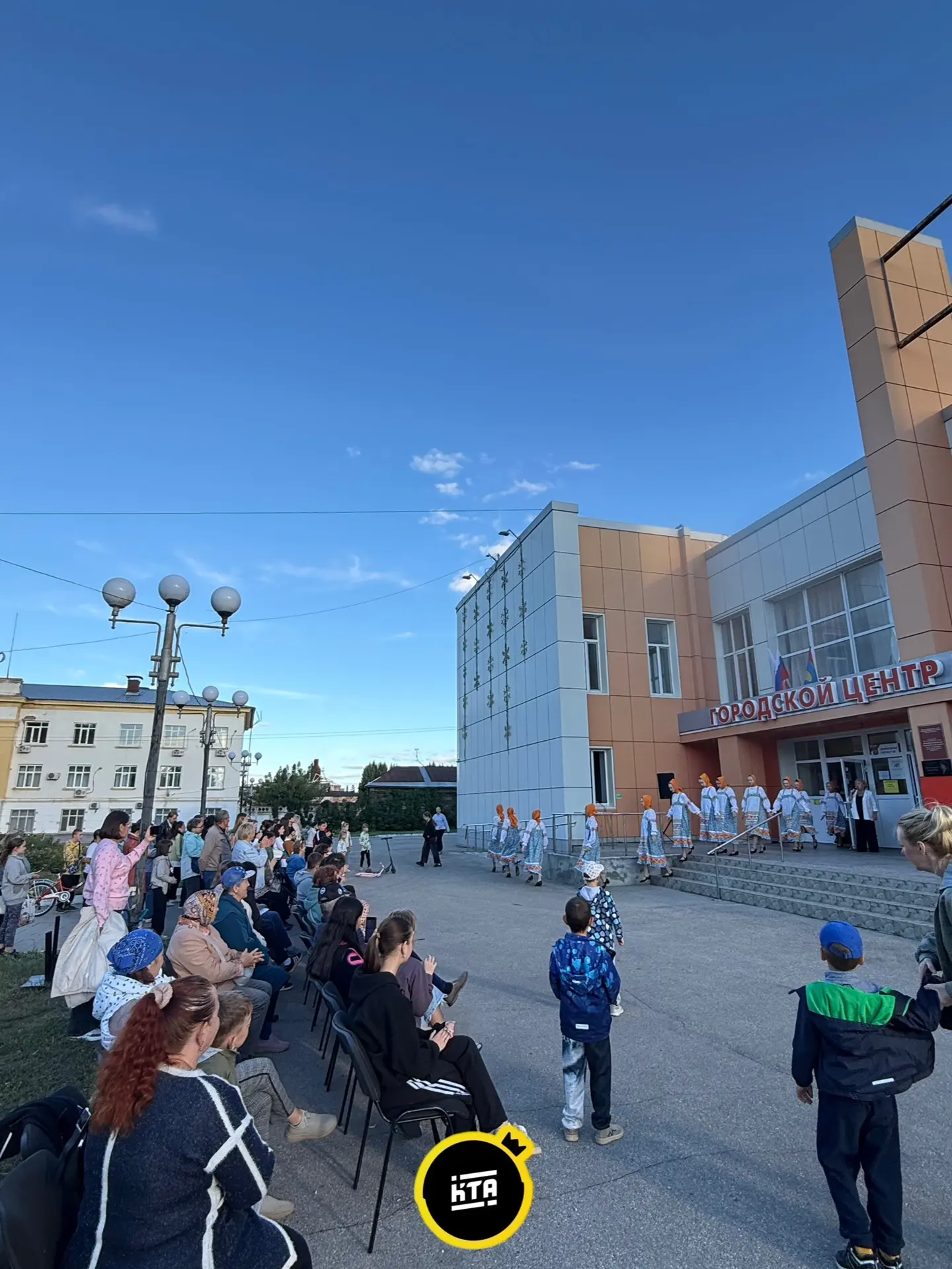 Прямо сейчас у Городского центра искусств — праздник для всей семьи! 🎈🎶