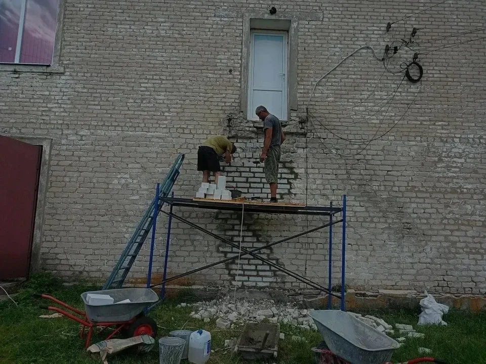 В трех селах Меловского округа ремонтируют дома культуры
 
🏛 В ЛНР продолжается обновление сельских