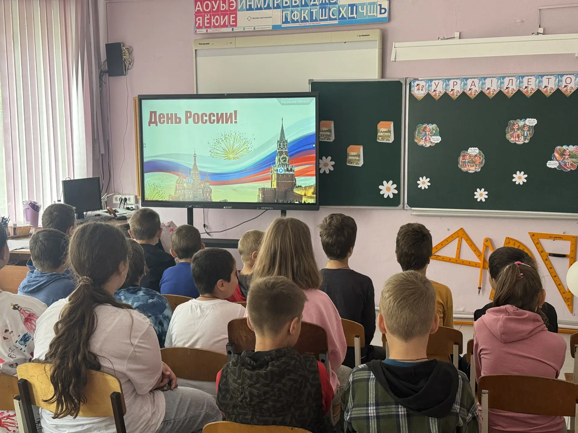 🇷🇺 В преддверии Дня России мы провели познавательный час «Открой для себя Россию».

📜 Воспитанник
